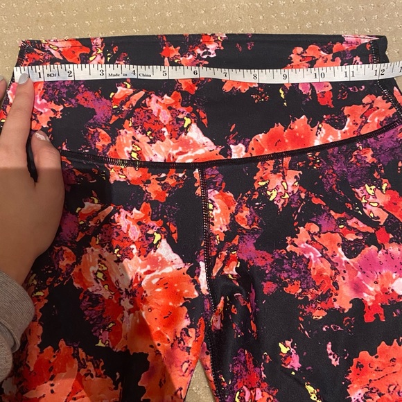 FABLETICS Black Red Salar Floral Print Mid Rise Capri Leggings - Picture 7 of 9
